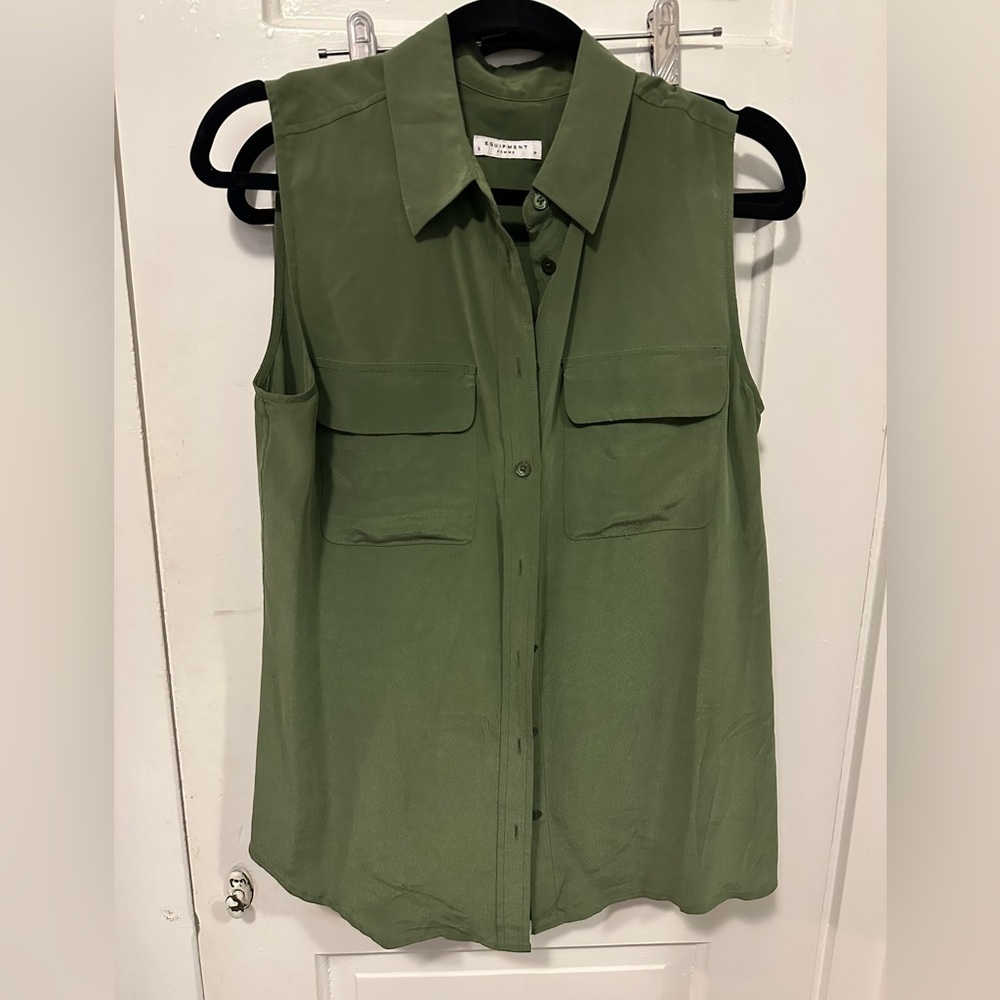 Equipment silk signature sleeveless button down in olive